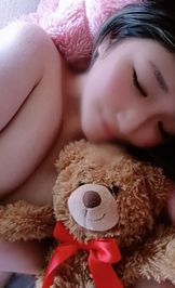 ぬいぐるみ挟んでます😂