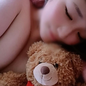 ぬいぐるみ挟んでます😂