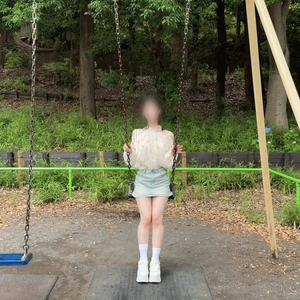 ムチムチ太ももの隙間から