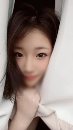 カーテンの中から|´-`)ﾁﾗｯ