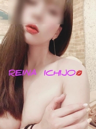 谷間が見えるお衣装で💋