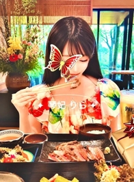 いたずらぎみに一瞬ウィンクを
