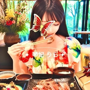 いたずらぎみに一瞬ウィンクを