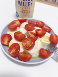 カプレーゼはオリーブオイルにお酢と蜂蜜を混ぜてもおいしいよ