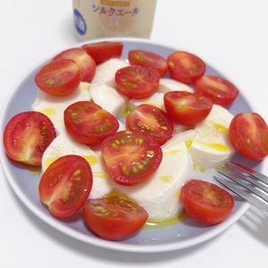 カプレーゼはオリーブオイルにお酢と蜂蜜を混ぜてもおいしいよ