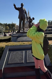 えっ😳😳推しがディズニｰ行ってる🫢🫢