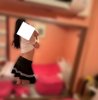 563円