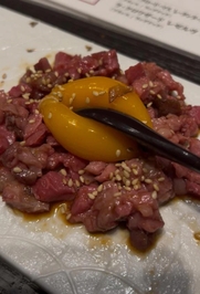 ユッケとかのとか食べる時この瞬間大好き♡