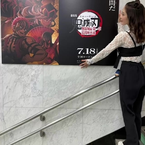 新宿東口が鬼滅の刃駅になっておる😇🪓🗡🔫